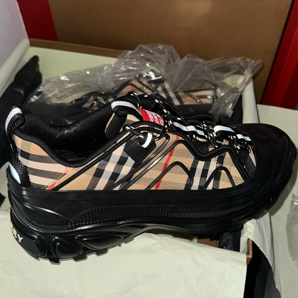 New size 10 us mens burberry sneakers brand new in box